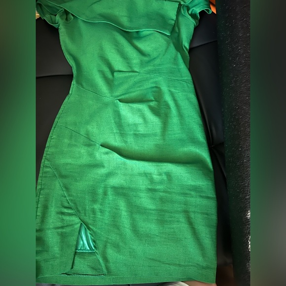 🥰🦊Elegant Kelly  Green mini Off-Shoulder mini Dress with self Bra - Picture 1 of 10